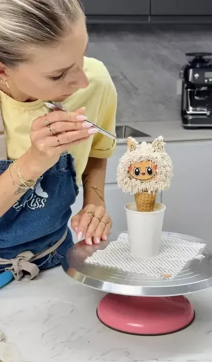 Decorating a cone cake